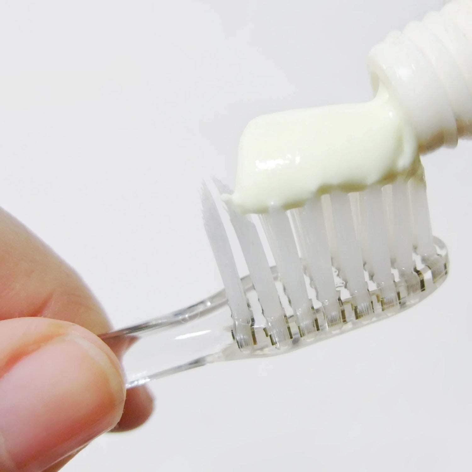 Zubní pasta nanášená na kartáček pro každodenní péči o zuby a ústní hygienu